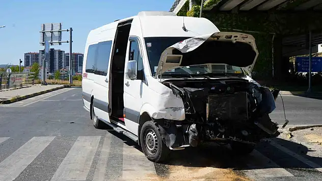 Kastamonu'da yolcu minibüsü ile hafif ticari araç çarpıştı: 10 yaralı