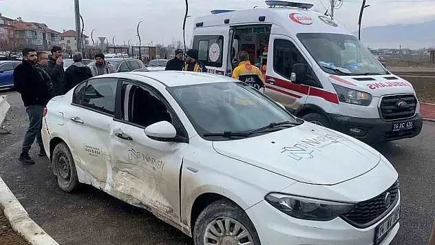 Kavşakta 2 otomobil çarpıştı: 1 yaralı