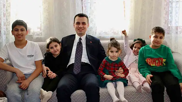 Kaymakam Alpay'dan depremzede aile ile bir araya geldi