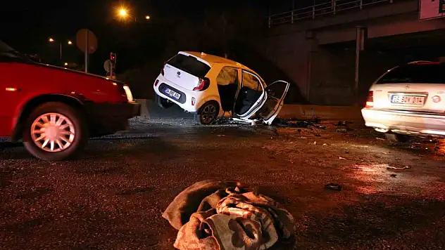 Kaza yapan araçta sıkışan yaralılar vatandaşlar tarafından kurtarıldı