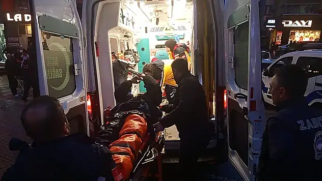 Kazada fırlayan motokurye otomobilin üzerine düştü