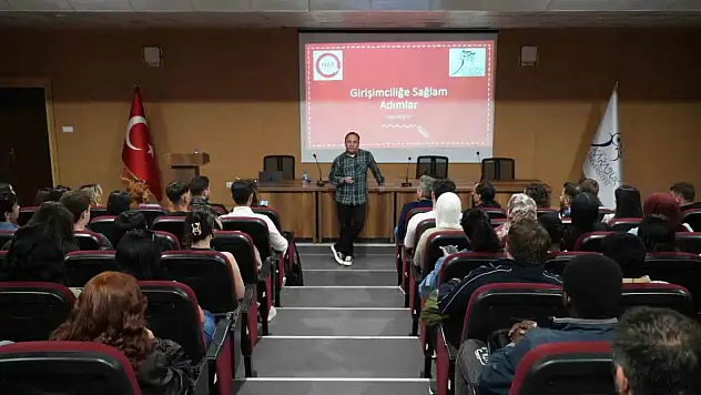 KBÜ'de düzenlenen konferansta Ozan Kuşcu gençlere seslendi