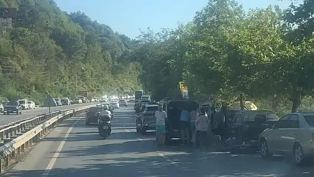 Kdz Ereğli plajlar mevkiinde kara yoluna araçlarını park ettiler