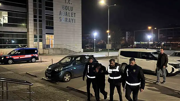 Kendini savcı olarak tanıtıp yaşlı kadının altınlarını alan 2 şüpheli yakalandı