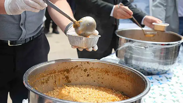 Kent meydanında dağıtılan coğrafi işaretli ekşili pilav damakları tatlandırdı
