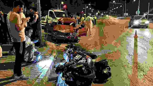 Kırmızı ışık ihlali felaket getirdi: Otomobilin çarptığı motosikletli ağır yaralandı