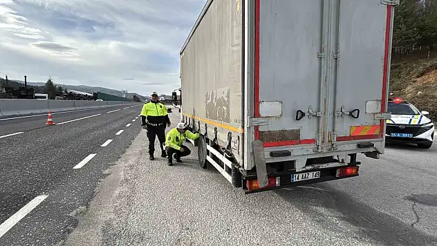 Kış lastiği olmayana Bolu Dağı'ndan geçit yok