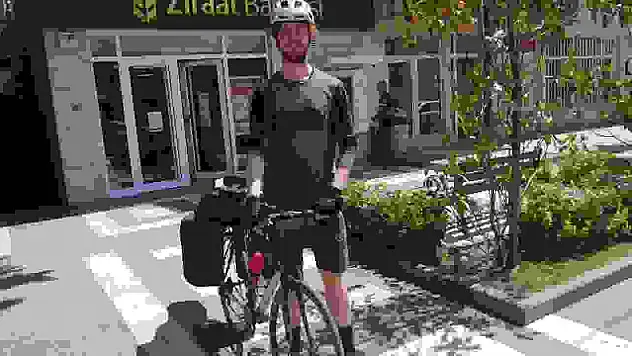 Kız arkadaşından ayrılınca dünya turuna çıkan genç gezgin bir yılda 8 bin kilometre pedal çevirdi