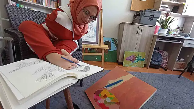 Kolları olmayan genç kız hedeflerine ayaklarıyla çizerek ulaşıyor