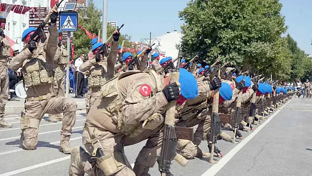 Komandolardan hayran bırakan Zafer Bayramı gösterisi