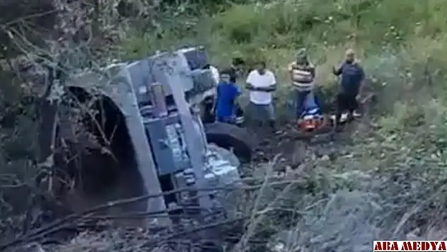Kömür kamyonu uçuruma devrildi