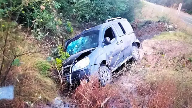 Kontrolden çıkan hafif ticari araç şarampole uçtu