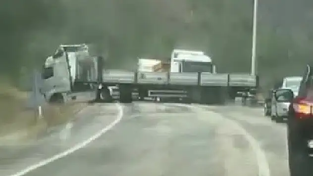 Kontrolden çıkan tır kara yolunu trafiğe kapattı