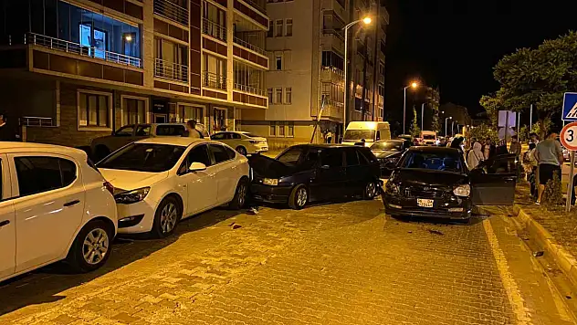 Köpeğe çarpmamak için ani fren yapan sürücü otomobille çarpıştı: 6 yaralı