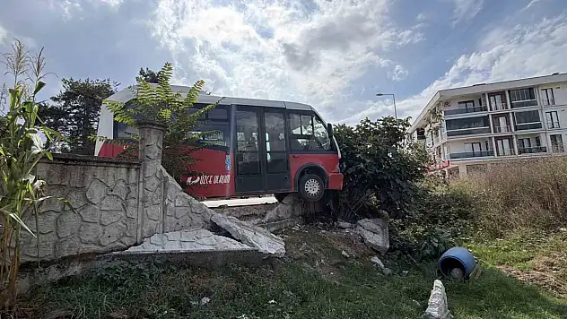 Köpeğe çarpmamak için manevra yapan halk otobüsü duvara çarptı