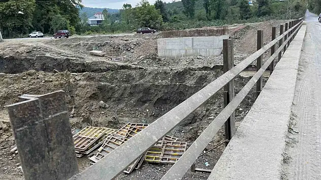 Köprünün demirlerini çaldılar