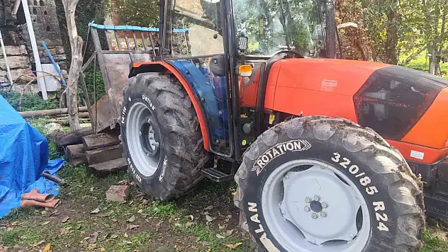 Köy muhtarı, traktörle kazan arasında sıkışarak ağır yaralandı