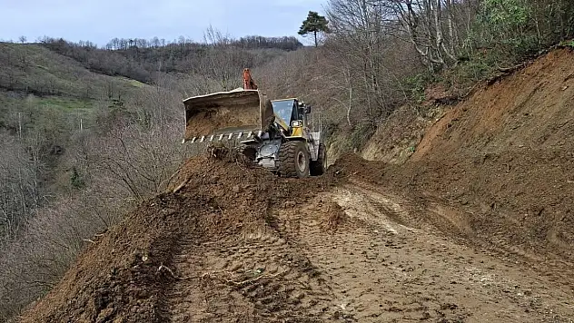 Köyleri birbirine bağlayan yolda çalışma