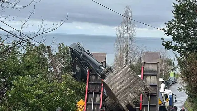Kozlu'da kepçe dorseden yola düştü, ulaşım bir süre aksadı