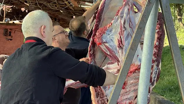 Kurban kesimleri sürüyor