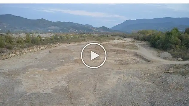 EKİPLER KURUYAN IRMAKTAKİ BALIKLAR İÇİN SEFERBER OLDU