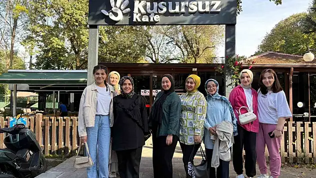Kusursuz kafe çalışanlarıyla uno oynadılar