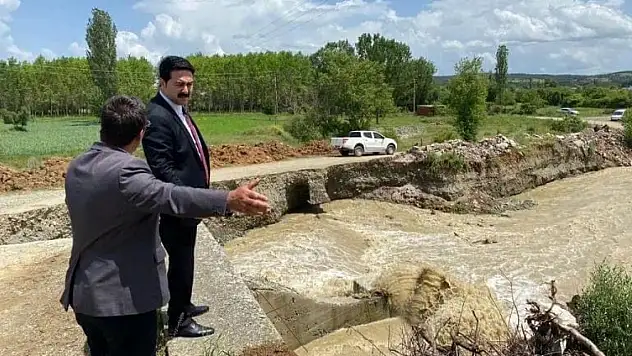 Kuvvetli sağanak sele sebep oldu, köy yolu ve köprü yıkıldı