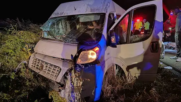 Lastiği patlayan servis aracı şarampole yuvarlandı: 14 yaralı