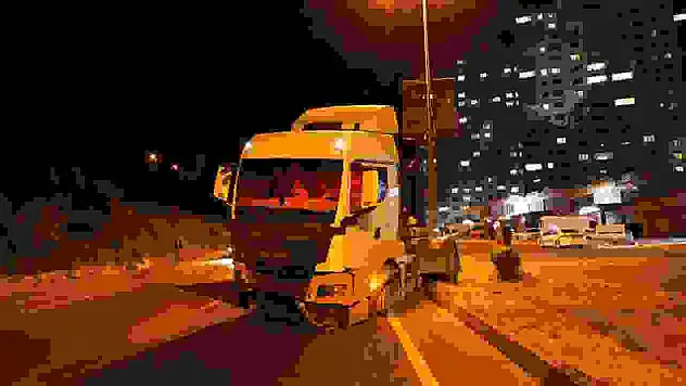 Lastiği patlayan tır, önce su kanalına sonra refüje çarptı: 1 yaralı