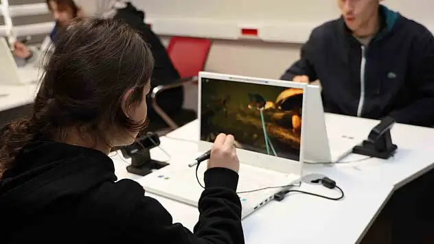 Liseli gençler Düzce Üniversitesi'ni inceledi