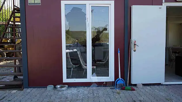 Maskeli saldırgan, beyzbol sopasıyla kooperatifin pencerelerini kırıp kaçtı