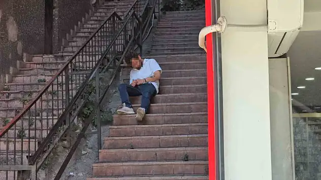 Merdivenlerde baygın bulunan kişi hastaneye kaldırıldı