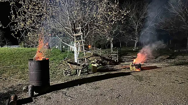 Meyve ağaçlarını zirai dona karşı ateş yakarak koruyor