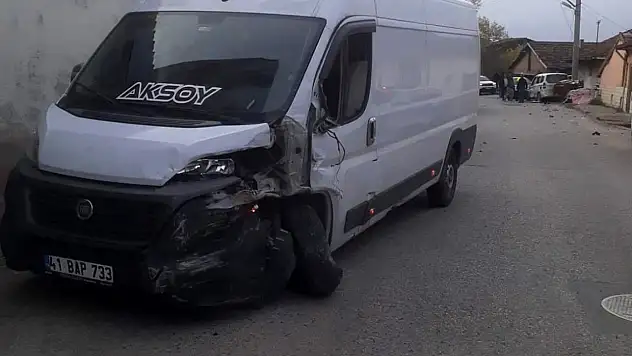 Minibüs ile hafif ticari araç çarpıştı: 2 yaralı