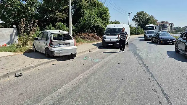 Minibüsle otomobilin karıştığı kazada otomobil yoldan çıktı: 1 yaralı