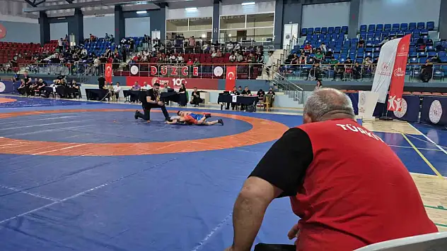 Minik güreşçiler, Türkiye şampiyonu olmak için Düzce'de ter döküyor