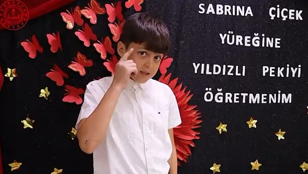 Minik öğrencilerden, öğretmenlerin kalıplaşmış terimleriyle 24 Kasım kutlaması