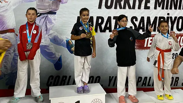 Minikler karate madalya ile döndü