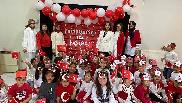 Minikler kırmızı beyaza büründüler