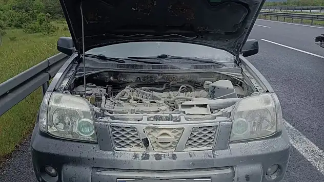 Motor kısmından alev alan cip, sürücüsünün müdahalesiyle yanmaktan kurtuldu