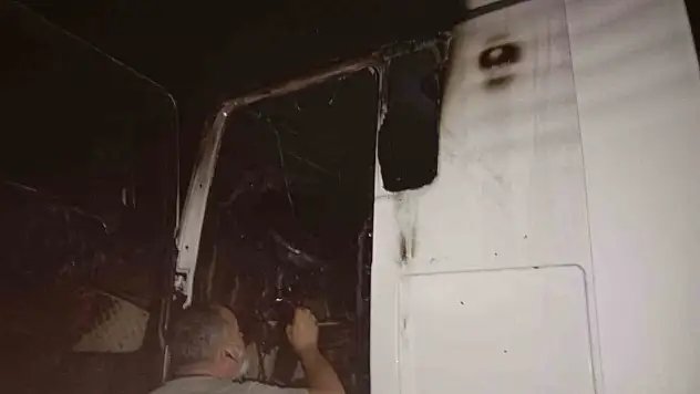Motor kısmından alev alan tır yandı