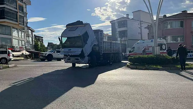 Motosiklet kamyonun altına girdi