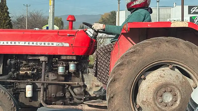 Motosiklet kaskıyla traktör kullanan kadın, sosyal medyada büyük beğeni topladı