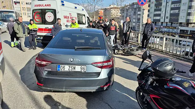 Motosiklet, otomobile çarptı: 2 yaralı