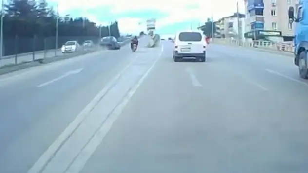 Motosiklete çarpmamak için direksiyonu kırdı, otomobil refüje çarptı