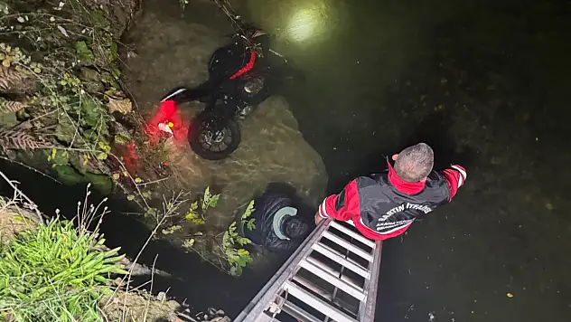 Motosikletiyle dereye uçtu