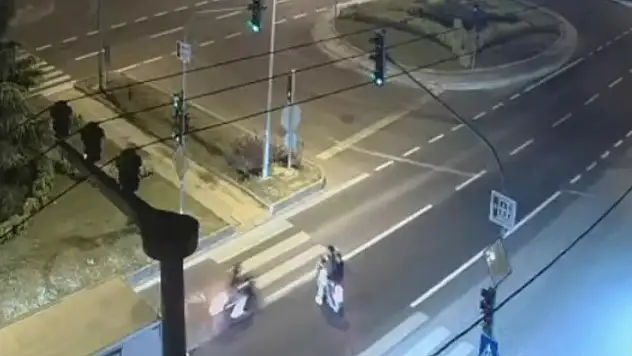 Motosikletlerin çarpışma anı kameralara yansıdı
