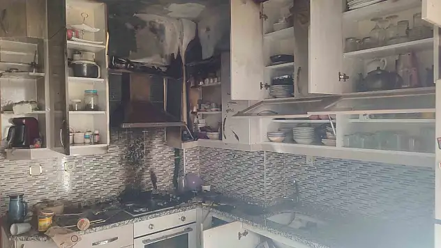 Mutfakta çıkan yangın evi küle çeviriyordu