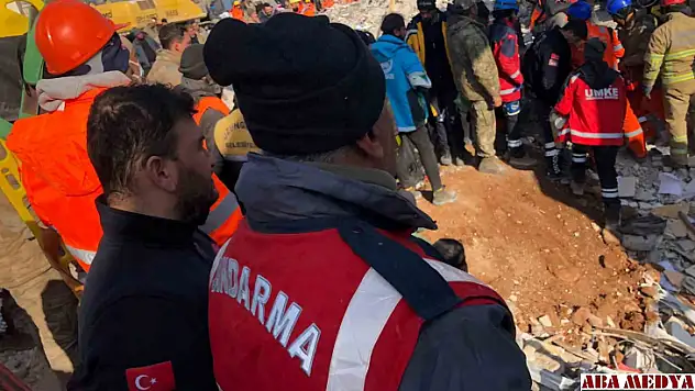 Nurdağı'nda 133 saat sonra 13 yaşındaki Esma sağ kurtarıldı