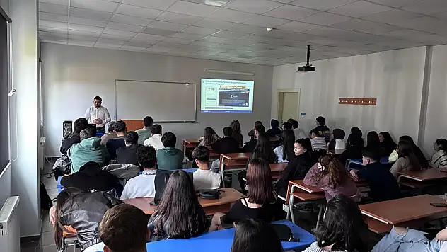 Öğrenci projeleri bilgilendirme eğitimi gerçekleştirildi.